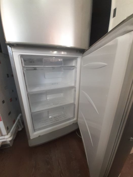 Продам двухкамерный холодильник  LG .