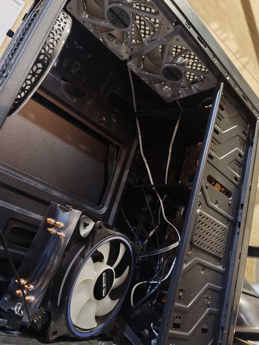 Vând urgent carcasa PC gaming.