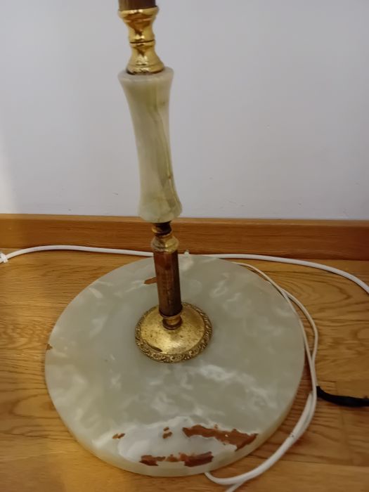 Lampadar vechi ,picioru din metal ,marmură  în stare foarte bună ,