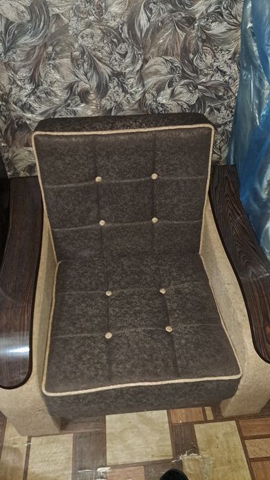 Продаётся два дивана,одно кресло,журнальный столик