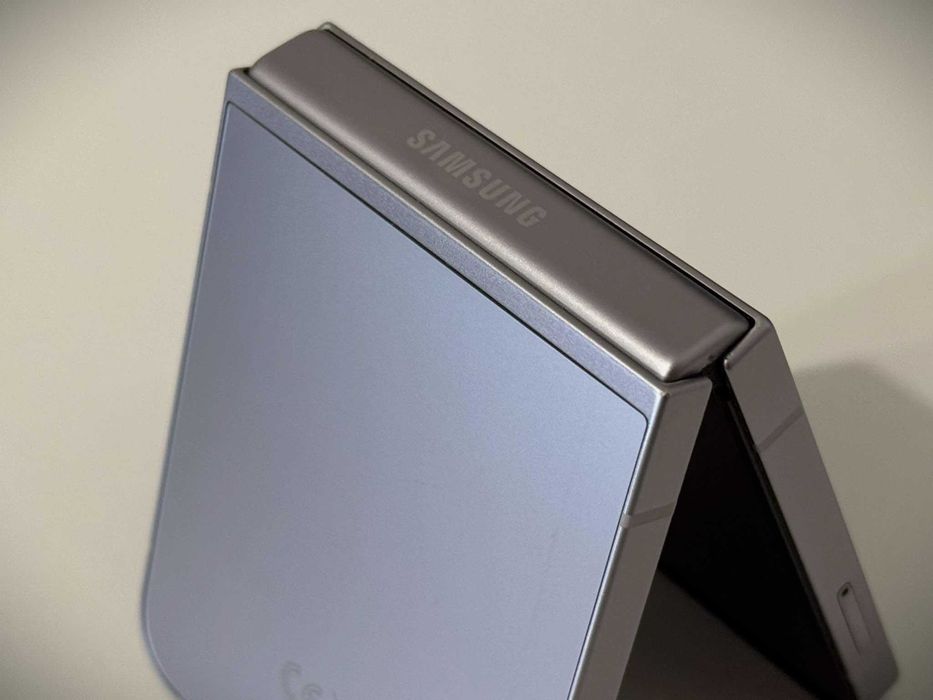 Бартер!Като НОВ! Samsung Galaxy Flip 6 Silver Shadow (Сив)