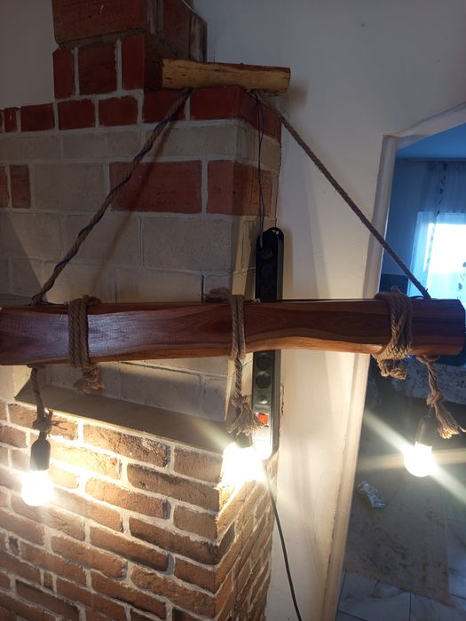 lustră rustică din lemn