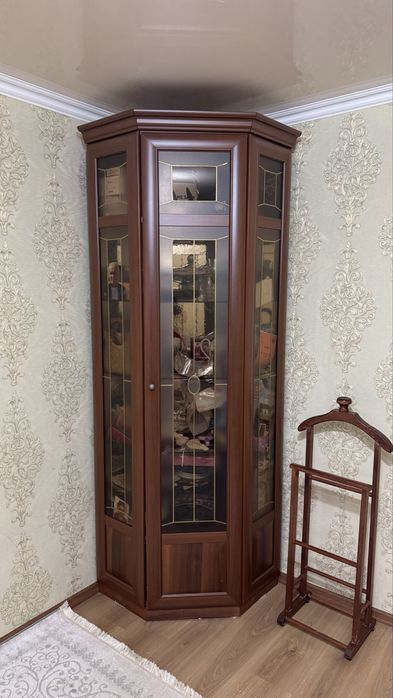 Продам угловой сервант