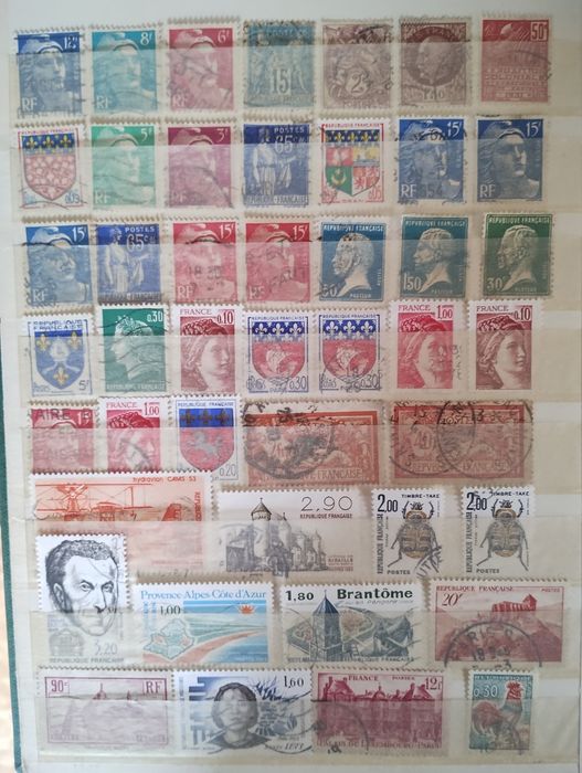 Пощенски марки 600 бр .