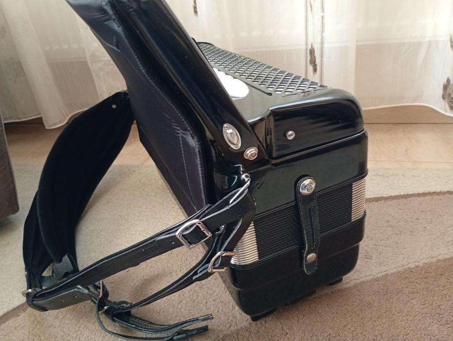 Vând acordeon GUERRINI