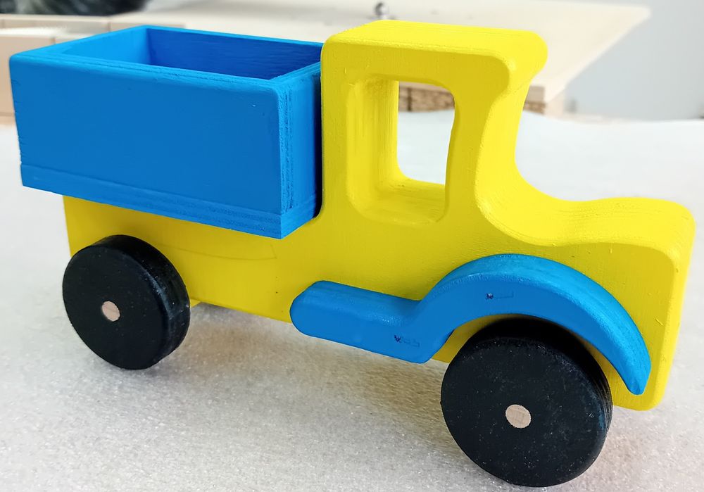 Ръчно изработени дървени играчки – моторче, камионче и булдозерче.