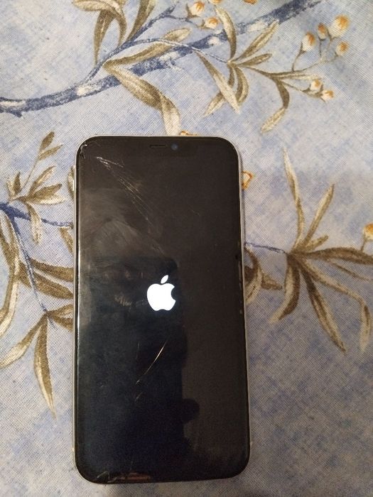 Vând iphone 11 are cod de taste