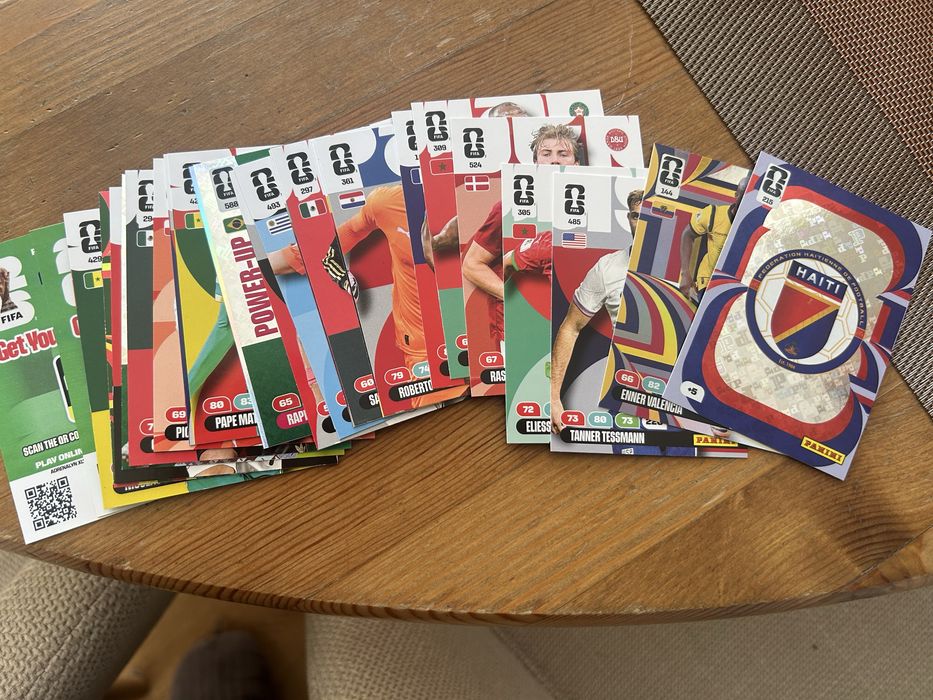 Подарявам футболни картички Panini