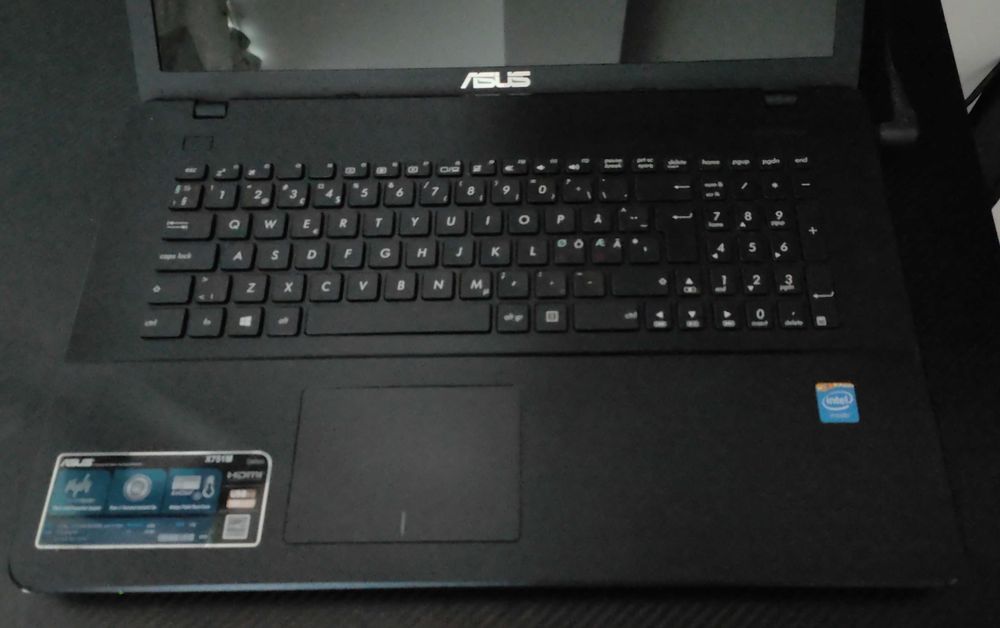 Laptop Asus X751 Intel® N2830,ecran mare 17.3 inch full HD,8 GB RAM,SSD