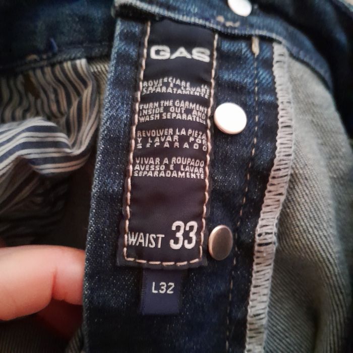 Blugi adolescenți.