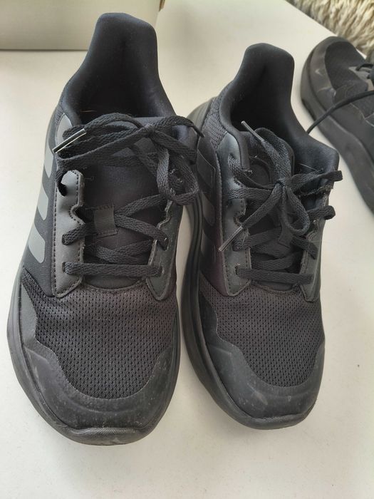 Продавам дамски маратонки Адидас