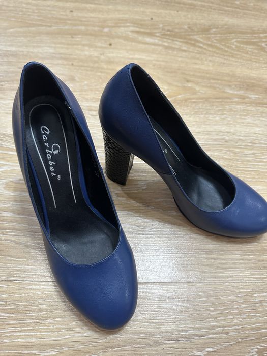Темно-синие каблуки