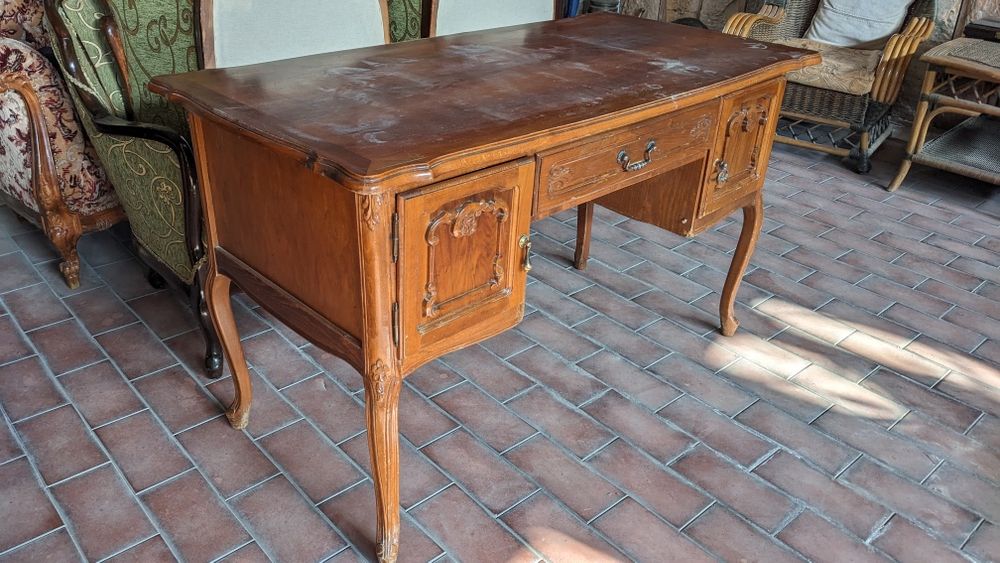 Румынский письменный стол в наличии. Сделаем качественную реставрацию