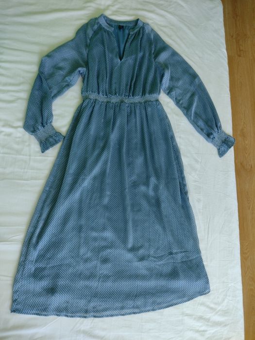 Дълга фина рокля с прозрачен дълъг ръкав