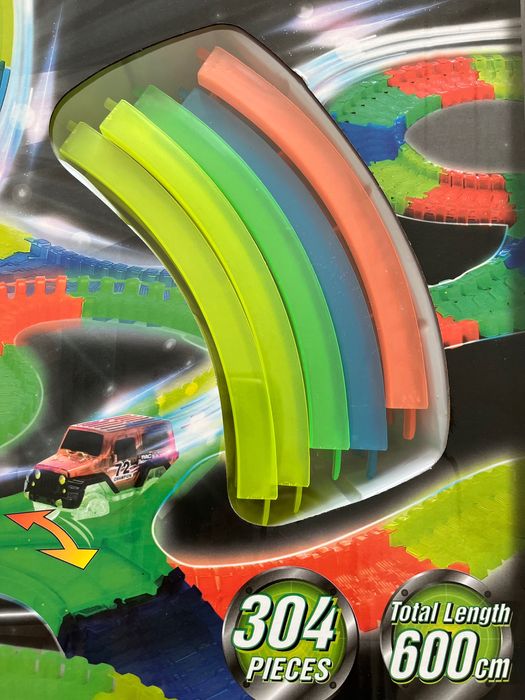 Светеща писта с две колички