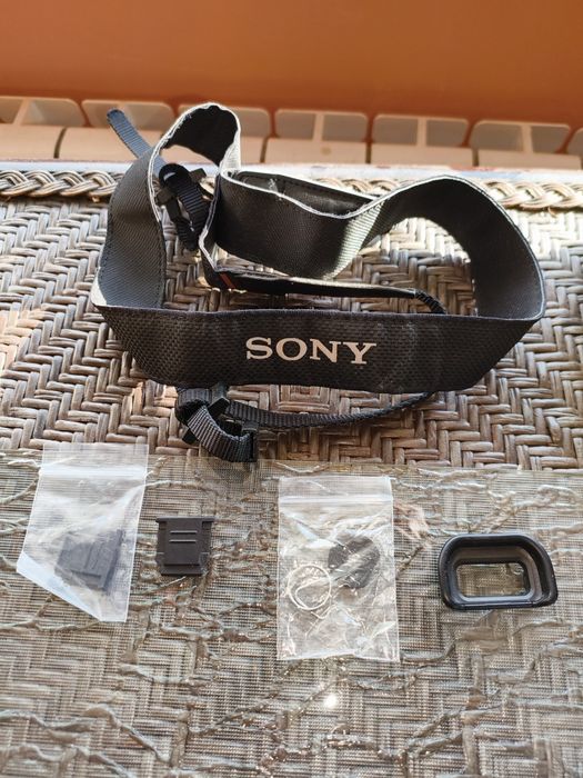 Камера Sony A6400 + 3 батерии със зарядно + аксесоари
