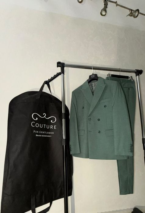 Costum de bărbați la două rânduri de nasturi