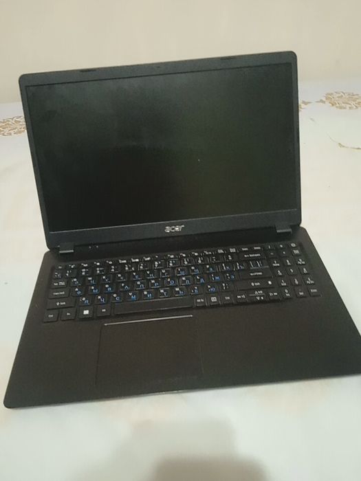 Noutbook qotmay ishlaydi, RAM 8GB, SSD 256GB,