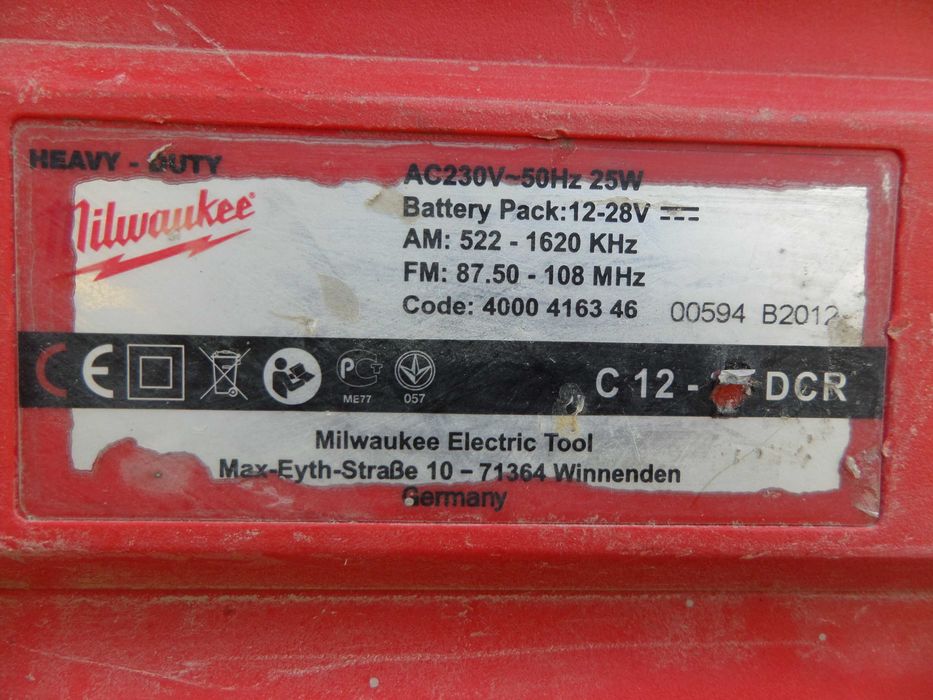 Radio santier Milwaukee C12-28 DCR perfect functional pe acumulatori si la priza