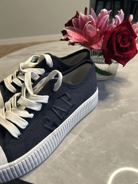 Чисто нови кецове GAP