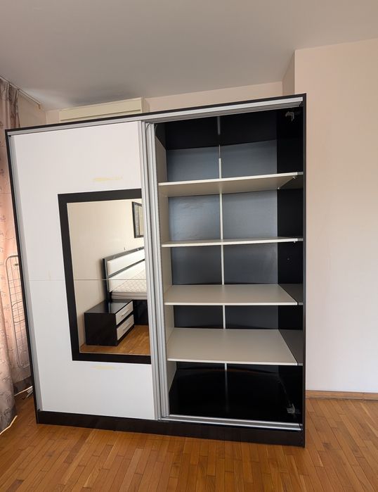 Спалня с две нощни шкафчета, скрин, огледало и гардероб