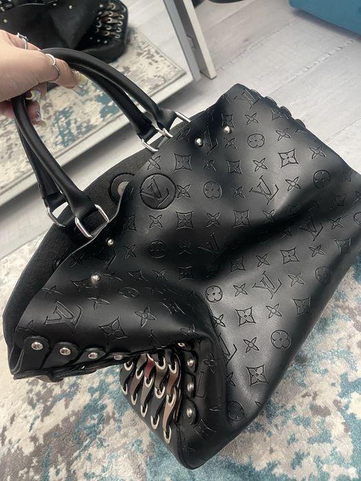 Geanta din piele cu imitatie LV pe ea