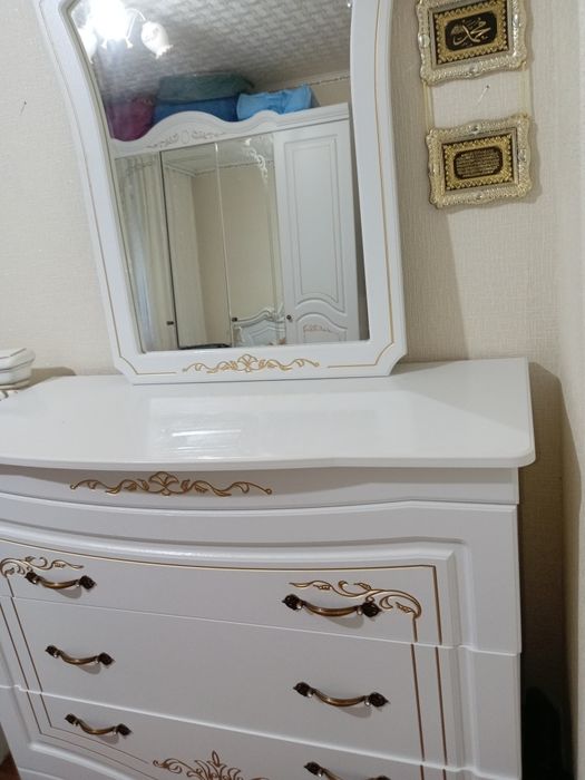 Комод с зеркалом