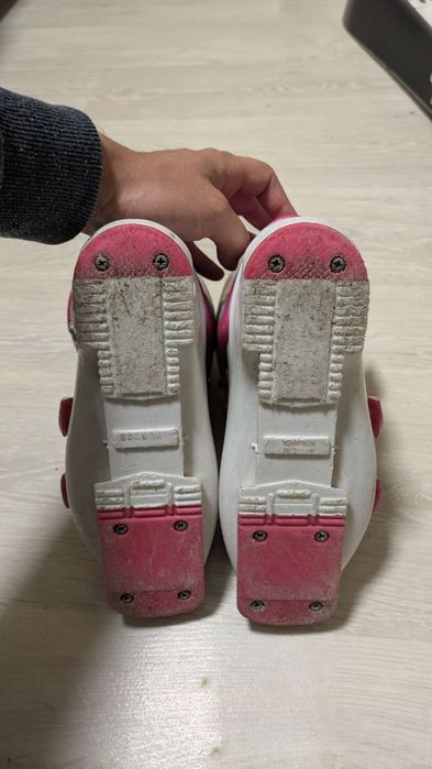 Продам лыжные ботмнки для девочки