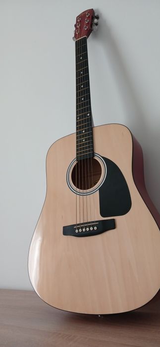 Гитара продам срочно недорого