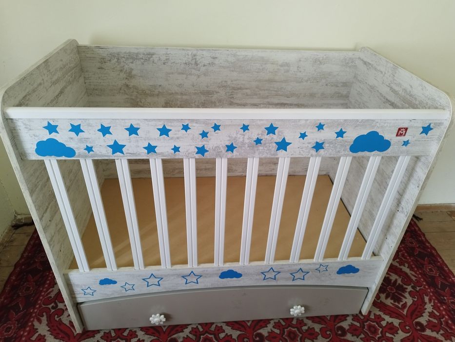Детско креватче с люлеещ механизъм и шкаф