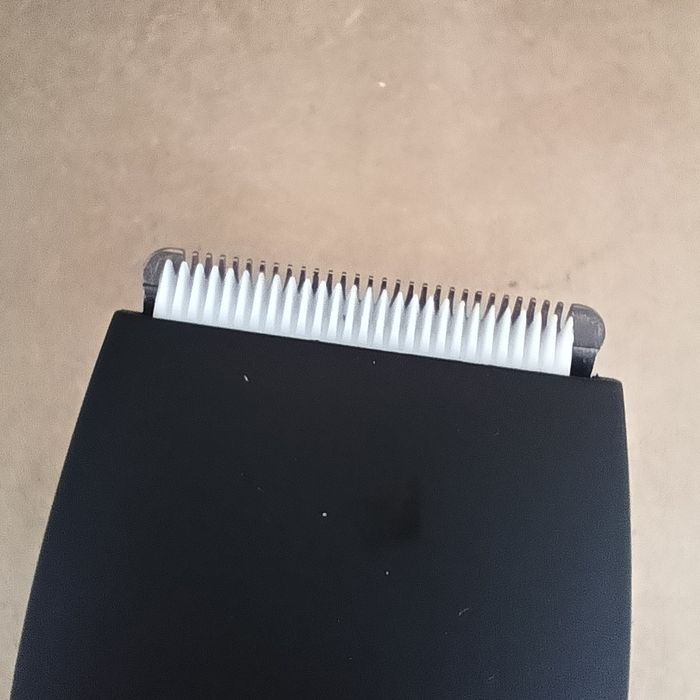 Aparat profesional de tuns / ras (trimmer)
BODY HAIR TRIMMER