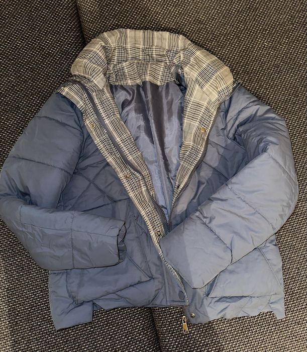 Продам куртки: синюю без капюшона и жёлтую лёгкую.