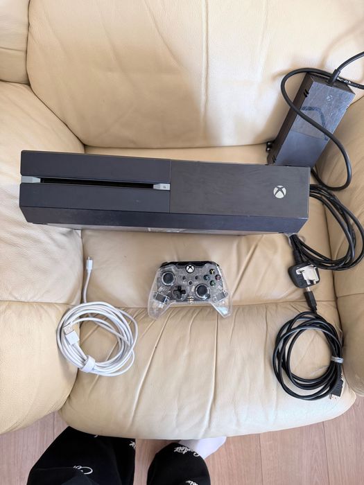 Xbox One черен + кристален контролер