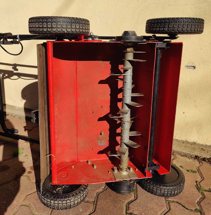 Scarificator aerator cu motor electric