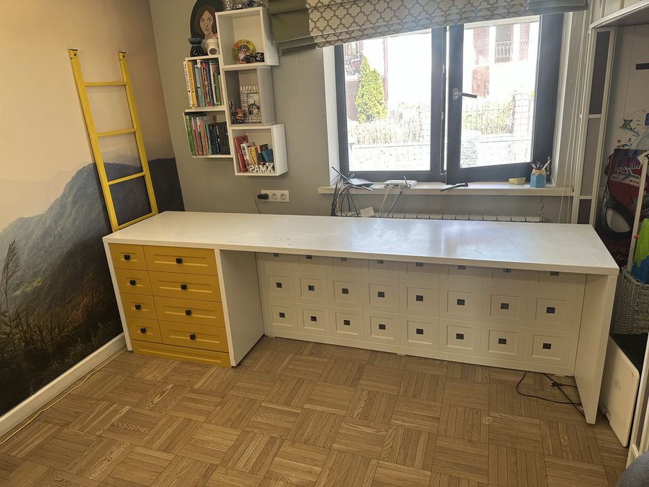 Стол большой с ящиками