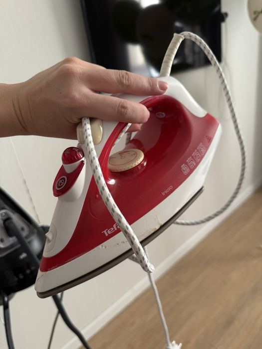 Утюг Тефаль красного цвета