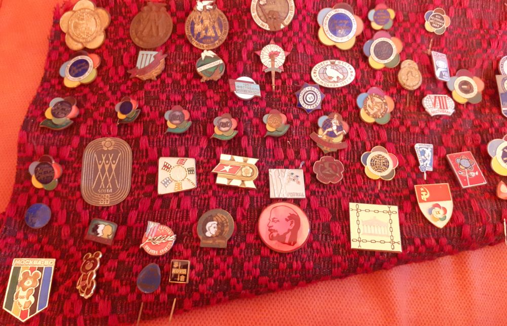 Колекционерски стари метални значки 74 броя