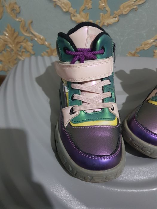 Продаётся детская обувь для девочек.