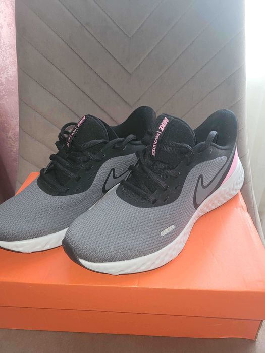 Nike Revolution 5 Marime: 40 Noi