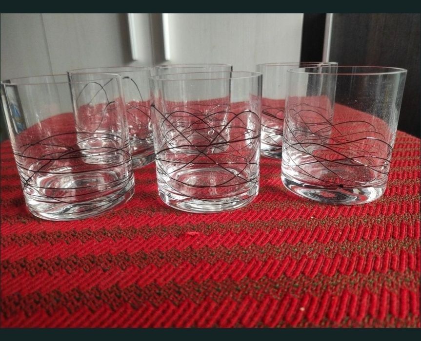 Set de pahare nou nouț în cutie.
Va rog vizualizati si celelalt