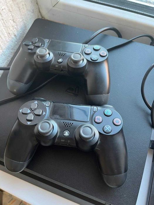 Продается PS4 новый, два джойстика в комплекте