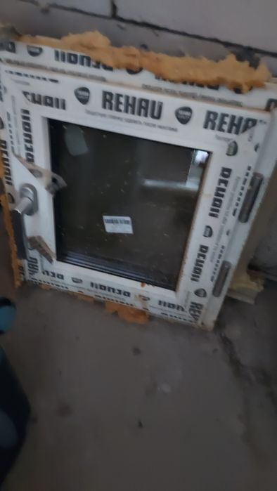 Форточка окно Rehau