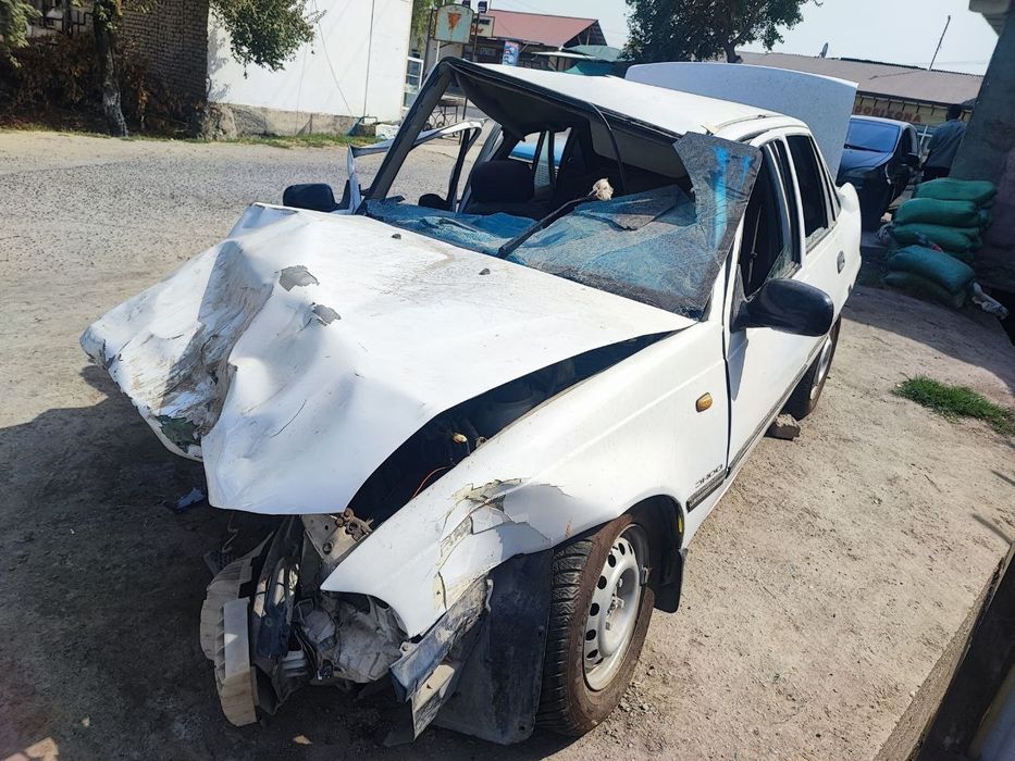 2001 yilda ishlab chiqarilgan nexia 1 avtomobili . Avarinniy