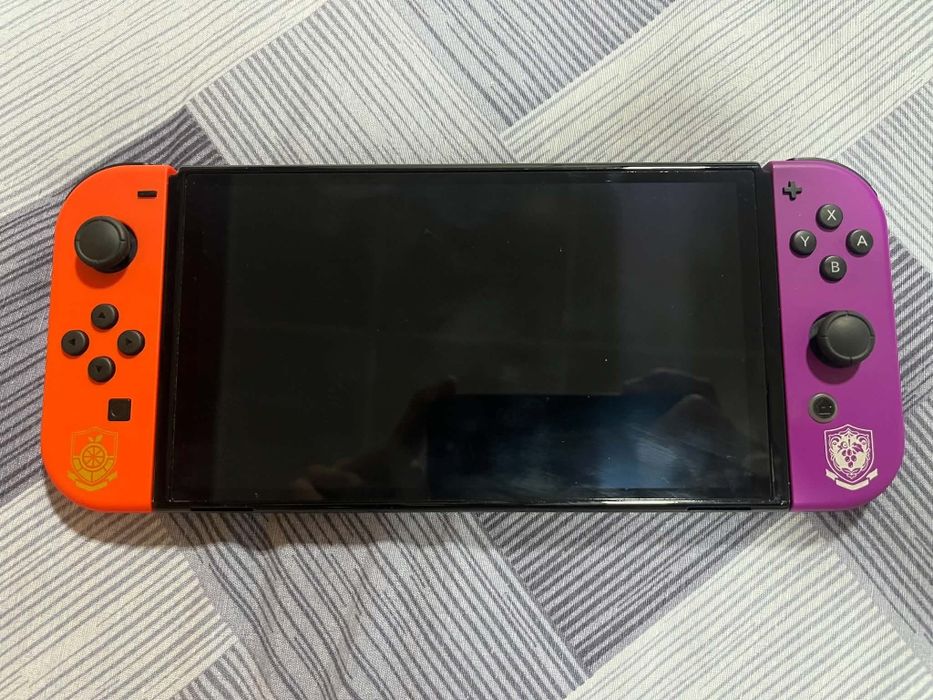 Nintendo Switch OLED с игри и аксесоари