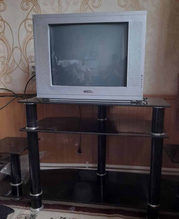 Ретро телевизор Prima с зеркальной стойкой