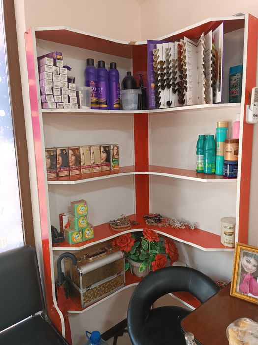 Salon jihozlari sotiladi.