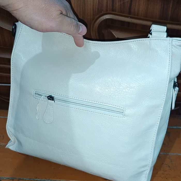 Сумкалар новый, базарда 200-180мың сум. Бизде 100мың сум