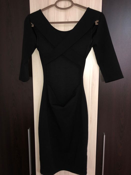 Черна рокля с ефектен гол гръб