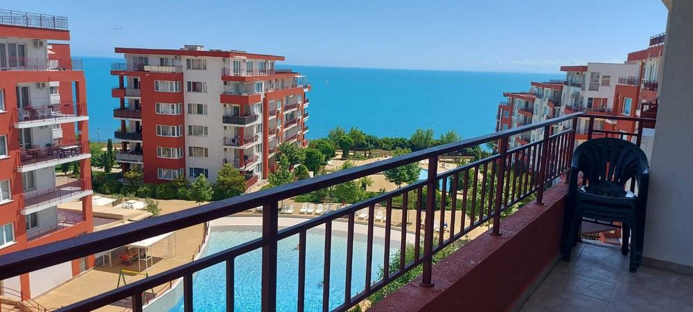 Обзаведен тристаен апартамент с гледка море, Първа линия
