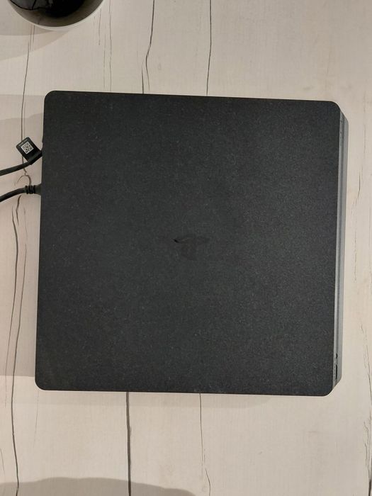 PS4 Slim 1TB +4 игры (диски) + DualShock 4